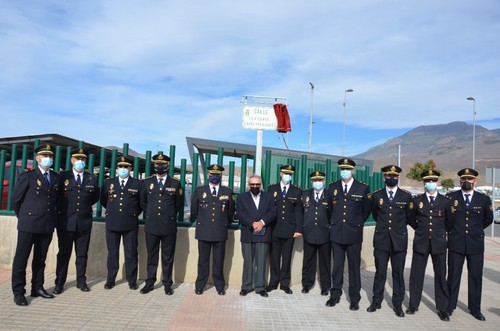 Foto de familia con jefes y agentes de la Policía Nacional.