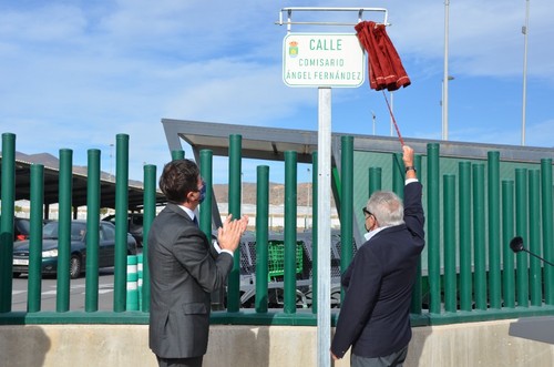 Ángel Fernández descubre la placa de la calle que lleva su nombre.