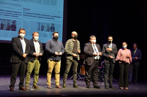 La prensa también fue galardonada por su gran trabajo. José Antonio Gutiérrez, director de C-CERCA, recogió el premio de este medio, el tercero por la derecha,