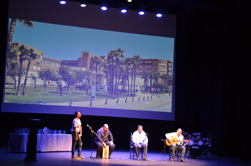 La actuación flamenca abrió la noche con Juan de Dios Santiago, laboratorio en el Hospital de Poniente, Rafael Cortés al cante, también sanitario y Juan Carlos Ruano a la percusión.