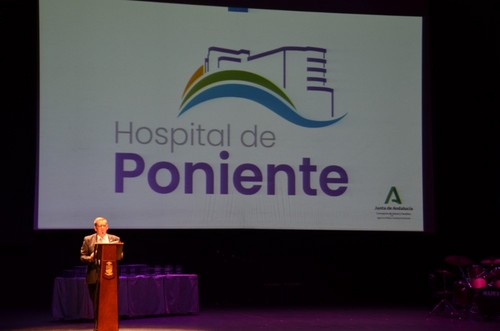 Pedro Acosta, gerente del centro, presentó el nuevo logo del Hospital de Poniente.