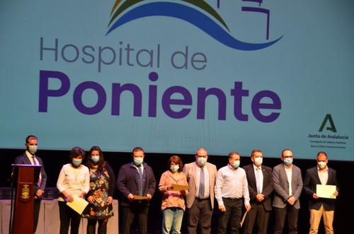 Responsables de distintas áreas del hospital recibieron su reconocimiento.