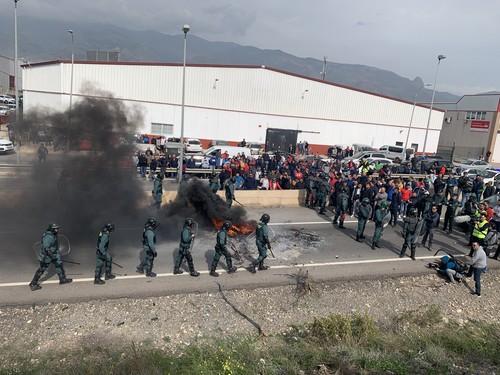 Agricultores cortan la Autovía A-7 y protestan frente a una empresa por comprar género marroquí