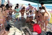 Simulación de excavación arqueológica en la playa de Levante de Almerimar