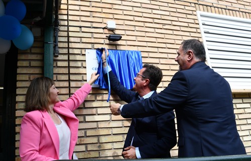El CEIP Diego Velázquez descubre una placa conmemorativa por su 50 aniversario