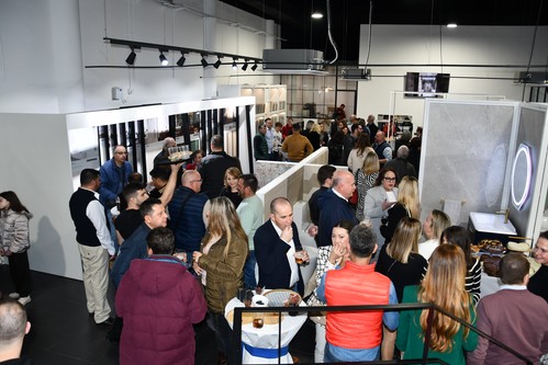 Ceramita celebra su primer aniversario en El Ejido rodeado de clientes y amigos