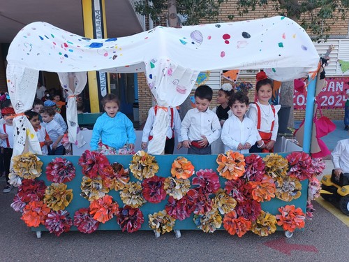 El CEIP Diego Velázquez se anticipa a la romería de San Marcos y llena su patio de fiesta