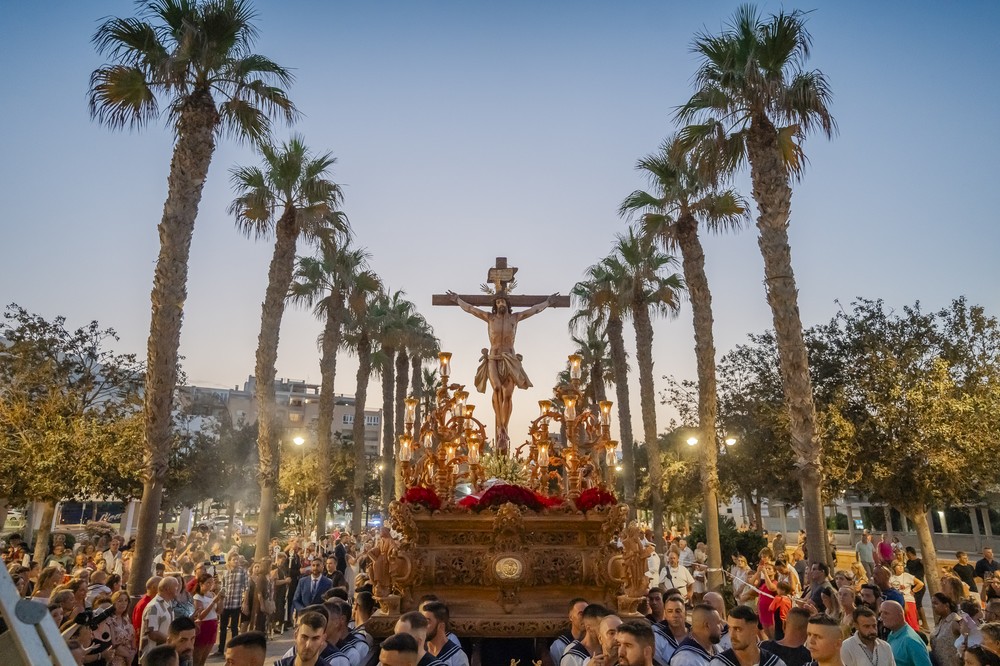 El Puerto de Roquetas revive su devoción por el Cristo del Mar