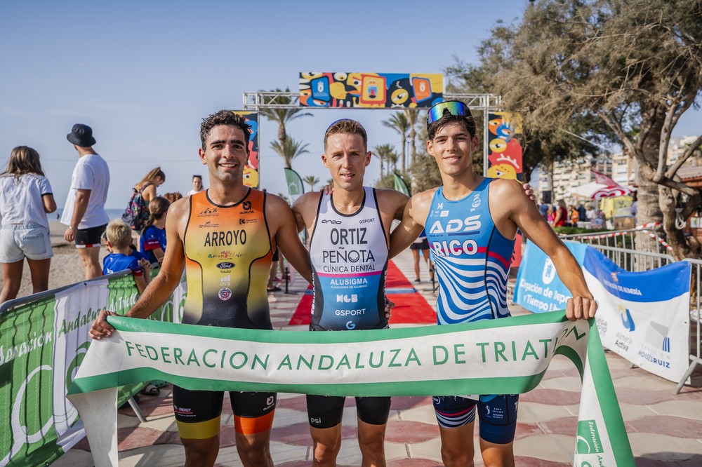 Más de 300 participantes en el IX Triatlón Cros Ciudad de Roquetas