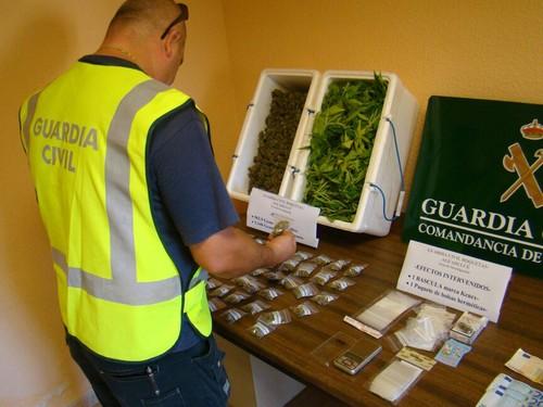La Guardia Civil desmantela un activo punto de venta de droga donde interviene más de 3 Kg. de marihuana