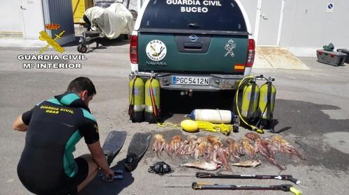 La Guardia Civil denuncia a dos personas a las que sorprende realizando pesca ilegal