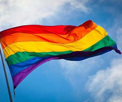 El presidente de un colectivo gay denuncia el lanzamiento de un cóctel molotov en su propia casa