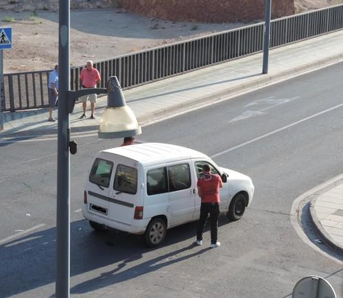 Un choque entre dos coches vuelve a poner en debate el polémico cruce entre la calle Chafarinas y el Paseo Sª Mª del Águila