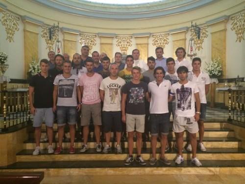 La primera plantilla del CD El Ejido realiza la ofrenda floral en la parroquia de San Isidro