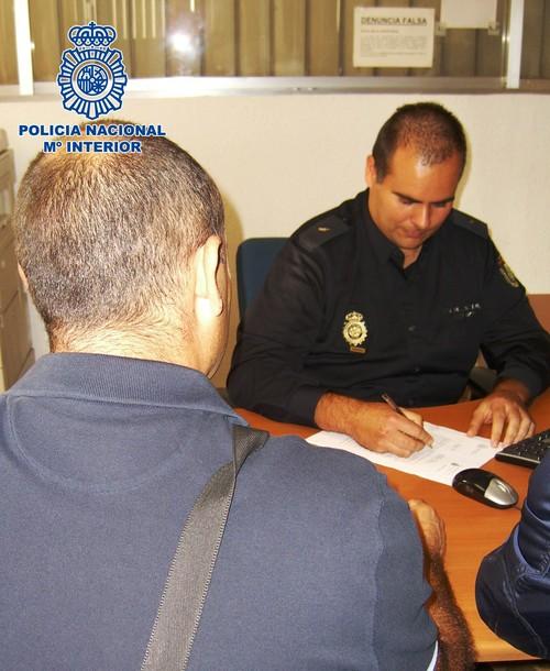 La Policía Nacional detiene a una persona por simular un robo con violencia