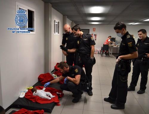 La Policía Nacional detiene a los seis organizadores y patronos de dos pateras interceptadas en aguas almerienses