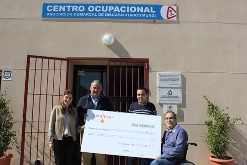 Kerabisur entrega a la Asociación Murgi un cheque de 3.000 euros correspondiente al céntimo solidario de recogida de aceite