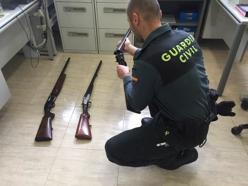 La Guardia Civil de El Ejido detiene a una persona cerca de la vivienda de su expareja con un arma de fuego en su vehículo
