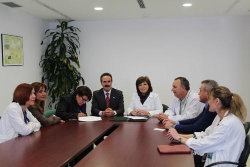 El Hospital de Poniente y la Asociación Vivir colaboran para mejorar la atención a las personas afectadas por daño cerebral