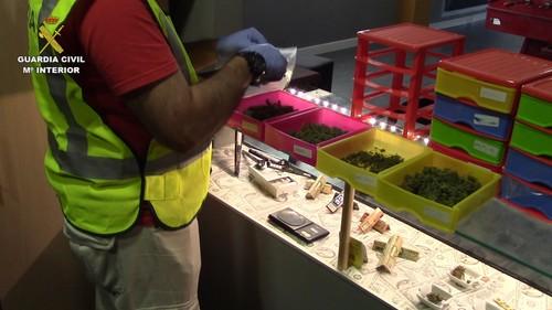 La Guardia Civil de Roquetas detiene a tres responsables de una asociación de amigos del cannabis por un delito de tráfico de drogas
