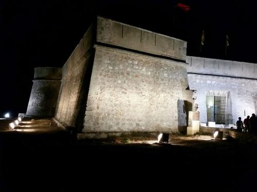 El gobierno local renueva el sistema exterior de iluminación del Castillo de Guardias Viejas con 30 nuevos puntos de luz