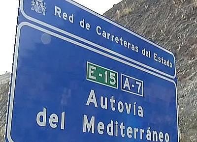 Un joven de 27 años es trasladado al Hospital de Poniente al salirse de la vía con su coche