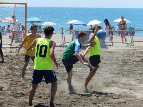 El ‘I Circuito Provincial de Fútbol Playa Radio Marca Almería’ disputó ayer su primera prueba en El Palmeral de El Zapillo (Almería) con victoria de Los Cholistas