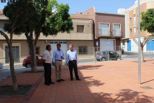 El Ayuntamiento de El Ejido dota de un nuevo espacio de ocio a la ciudad con la construcción de una plaza en la Calle Mira Maeso