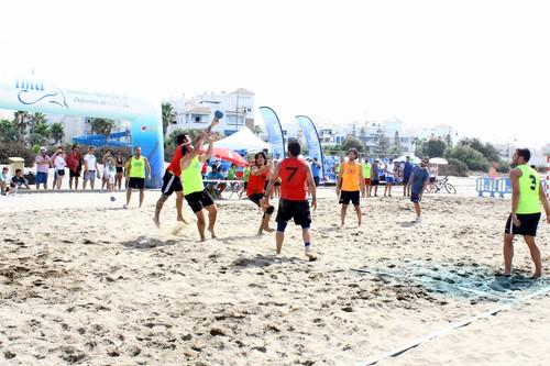 Más de un centenar de deportistas se da cita en el II Torneo Balonmano Playa de Almerimar