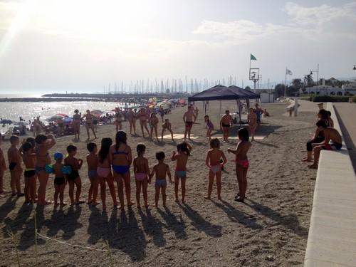 Más de 1.000 niños y niñas aprenden jugando hábitos más sostenibles con los talleres medioambientales en las playas de Almerimar y Balerma