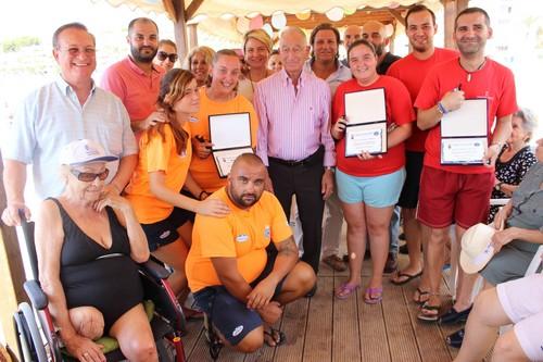 Los usuarios de las playas accesibles de Aguadulce disfrutan de un día de convivencia