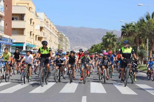 Una multitudinaria ruta ciclista marca el ecuador de la Semana Europea de la Movilidad en Roquetas