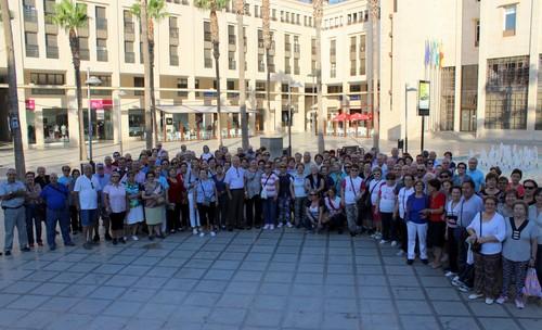 Más de 200 personas conmemoran el 'Día del Mayor' con una ruta urbana, un desayuno saludable y una charla sobre prevención