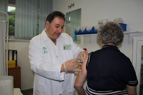 Salud inicia hoy la vacunación frente a la gripe en 233 puntos asistenciales para evitar complicaciones en la población de riesgo