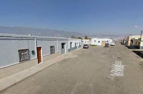Fallece un hombre al colisionar su coche contra la fachada de una vivienda en Las Norias
