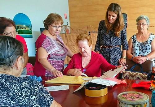 Cerca de un centenar de mayores del municipio participan en los talleres de manualidades dirigidos a desarrollar habilidades