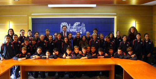 Los alumnos de sexto de Primaria del SEK-Alborán conocen el funcionamiento de la Administración local de la mano del alcalde de El Ejido