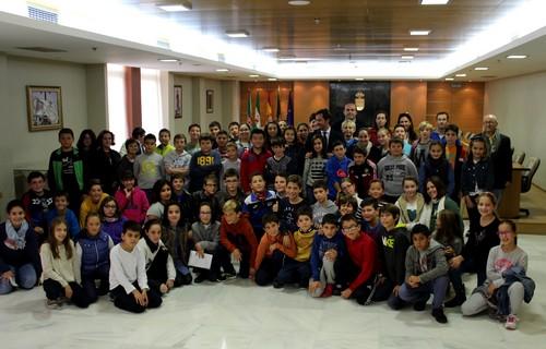 Alumnos del CEIP Almerimar visitan el Ayuntamiento para conocer in-situ el funcionamiento de la administración local