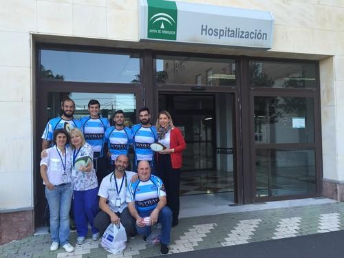 Jugadores de El Ejido Rugby URA reparten balones entre los niños ingresados en la planta de Pediatría del Hospital de Poniente