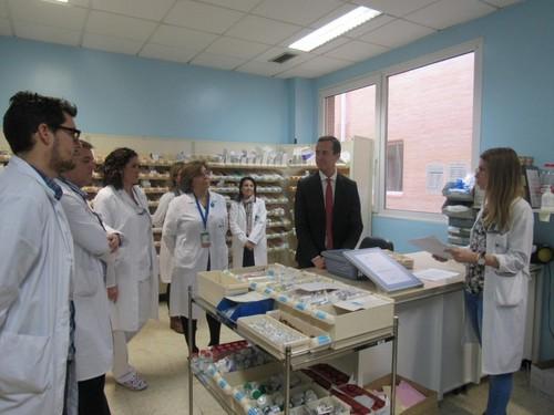 El Área de Farmacia del Hospital de Poniente atendió a más de 1.100 pacientes el pasado año