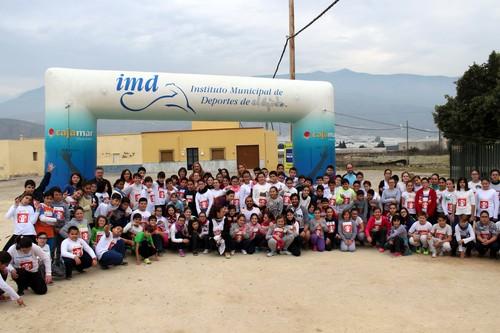 Más de 2.000 niños piden la paz en el mundo participando en la carreras escolares celebradas hoy en el municipio