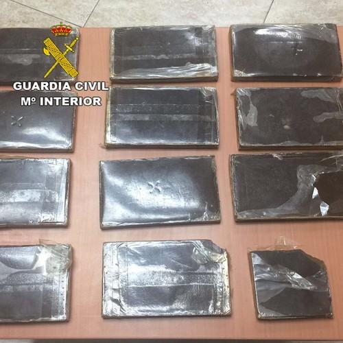 La Guardia Civil se incauta de 12 paquetes de hachís y practica una detención en Roquetas