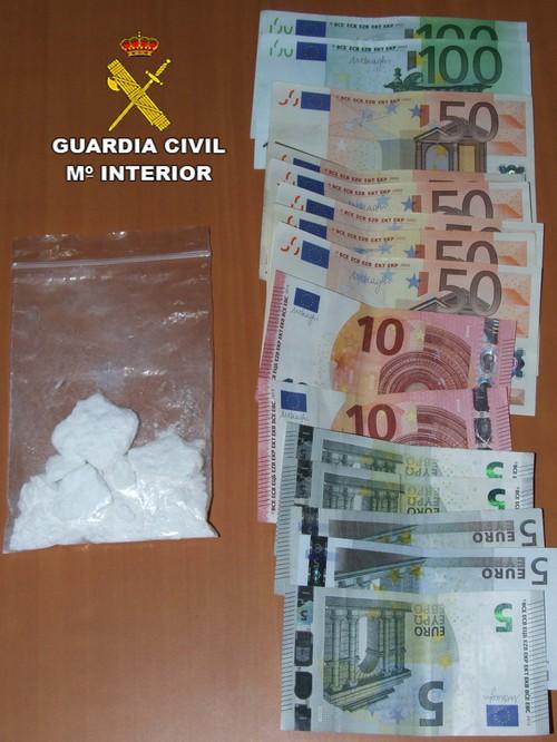 La Guardia Civil de El Ejido se incauta de 22 gramos de cocaína en roca y practica una detención