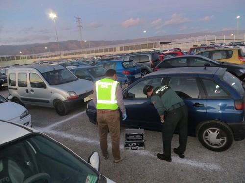 La Guardia Civil detiene a tres personas y esclarece 66 robos cometidos en el interior de vehículos y una vivienda de Vícar