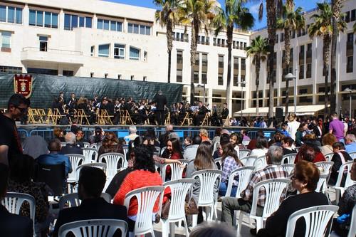 Bandas de Música de Almería y Granada impregnan de ambiente cofrade la Plaza Mayor como antesala a la Semana Santa