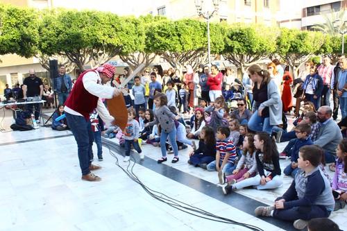 El teatro ‘toma la calle’ para festejar su gran día con una obra cargada de aventuras para los más pequeños