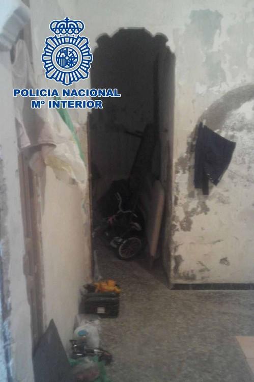 La Policía Nacional libera a un niño de 12 años que estaba encerrado por su madre en una habitación en condiciones infrahumanas