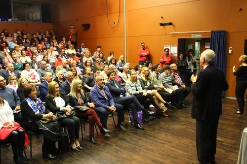 Éxito de la conferencia del doctor Ballesta en El Ejido en torno a los avances, investigación y la curación definitiva de la diabetes