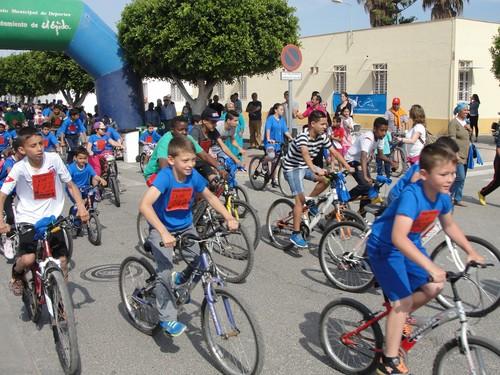 El núcleo de Las Norias acoge este domingo una nueva jornada de deporte en familia con la celebración del Día de la Bicicleta