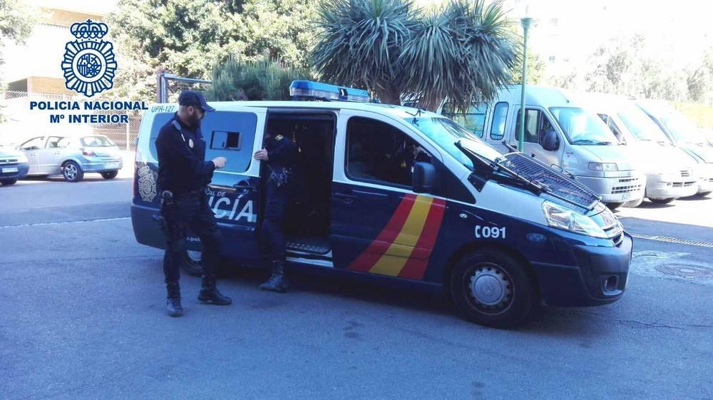 Secuestran a dos jóvenes y les obligan a ir a su casa donde roban 1.500 euros tras amenazar a toda la familia
